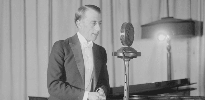 Broadcaster Graham McNamee, winning of Radio Digest's 1925 Gold Cup Award for the World's Best Radio Announcer. 